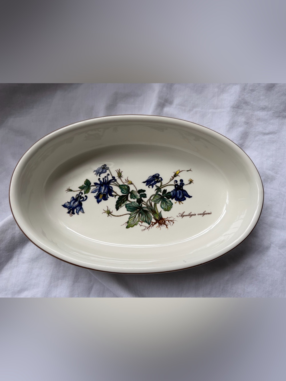 Villeroy & Boch Botanica oval baking dish featuring the Aquilegia vulgaris